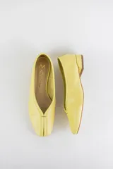 Mocasines de cuero metalizado color gris, con diseño de punta cuadrada y costura central fruncida en la capellada.