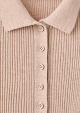 Mono corto de tejido de punto en canalé, color tostado, con diseño entallado, cuello polo con cierre de botones y manga larga.