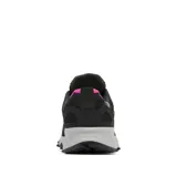 Championes de senderismo Columbia, modelo Peakfreak Hera Outdry, color negro con detalles en gris y fucsia. Presentan tecnología impermeable OutDry, entresuela TechLite+ para amortiguación y suela Adapt Trax para tracción en diversos terrenos.