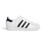 Zapatillas Adidas Superstar ADV para skateboarding, color blanco con las tres tiras laterales en negro y detalles dorados. Confeccionadas en cuero premium con costuras reforzadas, lengüeta de una sola pieza y suela de caucho flexible.