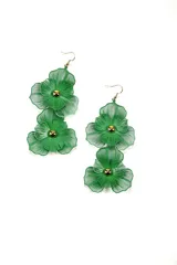 Par de caravanas colgantes con forma de flores de metal calado color verde con centro dorado.