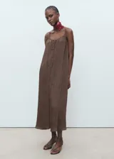 Vestido midi marrón con efecto arrugado, tirantes finos y detalle de lazo en el escote.