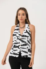 Chaleco blanco con estampado de peces negros, espalda abierta y confeccionado en lino imperial.