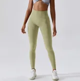 Calza deportiva negra de tiro alto con textura acanalada.