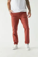 Pantalón chino clásico color ladrillo, de corte slim, con presillas para cinturón.