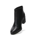 Botas de caña baja marca Bottero, confeccionadas en cuero negro con textura granulada. Presentan punta redondeada, cierre lateral y taco cuadrado de altura media.