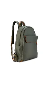 Mochila negra de tela impermeable con detalles en cuero sintético color marrón. Tiene un bolsillo grande frontal con broche, asas ajustables y faja para carry on.