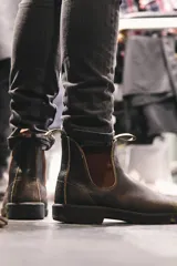 Botas tipo chelsea Blundstone modelo 500, confeccionadas en cuero premium aceitado color marrón oscuro. Presentan paneles elásticos laterales en tono marrón, tiradores en la parte superior y suela de goma antideslizante con sistema de absorción de impactos.