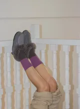 Pantuflas cerradas de color gris, con interior de corderito.