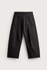Pantalón barrel fit de mezclilla color verde militar, con efecto lavado, cinco bolsillos, cierre frontal con cremallera y botón, y detalle de pinzas en las rodillas.