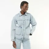 Campera vaquera de denim celeste claro, con cuello clásico, cierre frontal de botones metálicos, bolsillos frontales de parche y mangas largas.