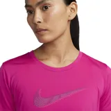 Remera deportiva Nike de manga corta, color fucsia, con tecnología Dri-Fit para la absorción del sudor. Presenta un gráfico de doble Swoosh en el pecho con diseño de líneas en movimiento y ruedo curvo con aberturas laterales.