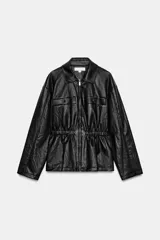 Chaqueta de efecto piel con cuello solapa, manga larga y cierre frontal con cremallera. Presenta cintura elástica que entalla la silueta y bolsillos decorativos en el frente.