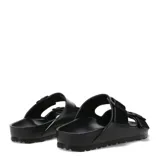 Sandalias Birkenstock modelo Arizona, color negro, con doble tira ajustable con hebillas y plantilla anatómica.