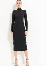 Vestido midi negro ajustado al cuerpo, con cuello alto y mangas largas.