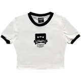 Remera corta color crudo con cuello y puños negros en contraste. Estampado frontal con un cassette y huesos cruzados.