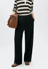 Pantalón de vestir de corte recto y tiro alto, con diseño de pinzas en la cintura y bolsillos laterales.