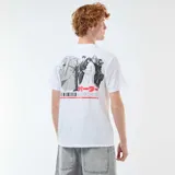 Remera blanca de manga corta con estampado gráfico frontal inspirado en el manga Sakamoto Days, con letras en negro y rojo y caracteres japoneses.