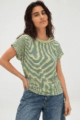 Remera de manga corta con diseño a rayas horizontales, cuello redondo y corte holgado.