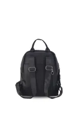 Mochila de símil cuero color negro, con asa de mano superior y correas regulables para llevar al hombro. Presenta cierre principal curvo en la parte superior y un bolsillo oculto en la espalda. Incluye llaveros colgantes decorativos en el tirador del cierre principal.