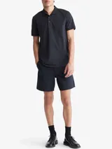 Short negro de algodón con múltiples bolsillos y cierre con cremallera y botón.