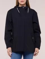 Gabardina estilo parka impermeable de color beige, con capucha fija con cordón ajustable, cierre frontal oculto con broches y bolsillos laterales.