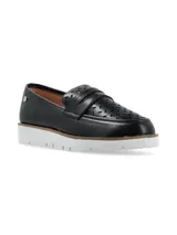 Mocasines negros con diseño calado en la parte superior, banda frontal clásica y suela de plataforma dentada en color blanco.
