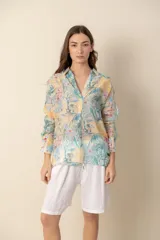 Bermuda de lino blanca con cintura elástica y bolsillos laterales.