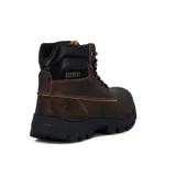 Bota acordonada de cuero color marrón, con suela de goma negra y detalles de costuras en contraste.