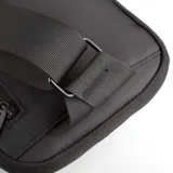 Bandolera negra de poliéster y simil cuero, con diseño ultrafino y ligero. Cuenta con correas reforzadas para uso izquierdo o derecho, bolsillo delantero con velcro, bolsillo trasero antirobo con cierre y espacio para tablets de hasta 7 pulgadas.