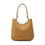 Cartera al hombro Korium modelo Aster, de diseño slouchy en color tostado, decorada con costuras geométricas y tachas metálicas doradas y plateadas. Cuenta con asa fija para llevar al hombro.