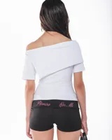 Mini short negro de cintura alta con bordado rosa "Piensa En Mi" en la parte trasera.