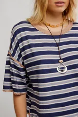 Remera de jersey de algodón con diseño de rayas horizontales en tonos amarillo, celeste y marrón, de calce corto y recto, con escote redondo en contraste, hombros caídos y mangas cortas anchas.