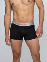 Pack de tres bóxers negros Calvin Klein de microfibra suave y elástica, con cintura elástica blanca con logo de la marca en contraste.