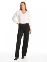 Pantalón de corte recto y tiro alto, confeccionado en tejido elastizado. Presenta una cintura con detalle de botones decorativos en los laterales.