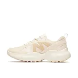 Championes urbanos Merrell modelo Clover Tech, color beige claro (latte), con diseño de malla transpirable y refuerzos sintéticos. Presentan una entresuela robusta con tecnología de amortiguación y suela de goma con tracción.