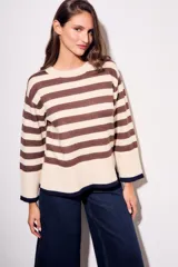 Sweater de punto a rayas horizontales color beige y marrón, con cuello redondo y mangas 3/4 con terminación en azul marino.