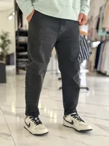 Pantalón jean slouchy negro con efecto deslavado, corte holgado y diseño de tiro medio.