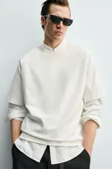 Camiseta de corte relajado confeccionada en tejido interlock de algodón con elasticidad, cuello redondo y manga corta.