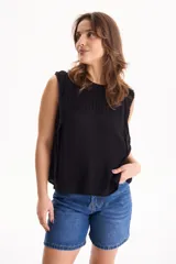 Blusa de viscosa negra sin mangas, con diseño fluido, cuello redondo y detalles de tablas verticales en el pecho con terminaciones de encaje en las sisas.