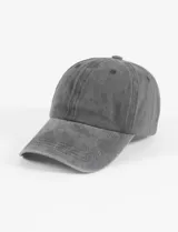 Gorra de béisbol de seis paneles, color gris oscuro con efecto lavado o gastado, visera curva y botón superior.