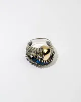 Anillo de plata 925 con dublé de oro y circonitas azules y blancas.