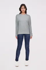 Buzo de manga larga color azul, con cuello redondo y textura de punto fino.