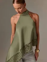 Blusa verde militar de diseño asimétrico sin mangas, con cuello halter alto y detalle de encaje en el ruedo.