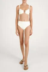 Calzón de bikini de tiro alto color crema, con diseño fruncido en la cintura y cobertura clásica.