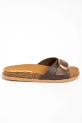 Sandalias de cuero color marrón de la marca Lemon, con tira ancha ajustable mediante una hebilla metálica redonda y suela de corcho con base texturizada.