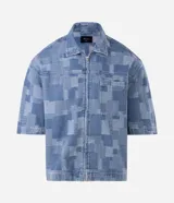 Camisa de jean de algodón con textura jacquard y diseño geométrico, de corte boxy, cuello con solapa, manga corta y cierre frontal con cremallera.