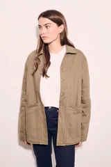 Sobrecamisa verde oliva de algodón con cuello clásico, cierre frontal con botones, bolsillos de parche en el pecho y corte recto.