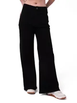 Pantalón de jean estilo wide leg color negro, con diseño de cinco bolsillos, cierre de cremallera y botón metálico.