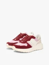Zapatillas Tommy Jeans modelo Cleated Runner Suede Mix, de diseño urbano y deportivo con combinación de colores rosa, bordó, beige y blanco. Presentan suela dentada y detalles de la marca en el lateral.